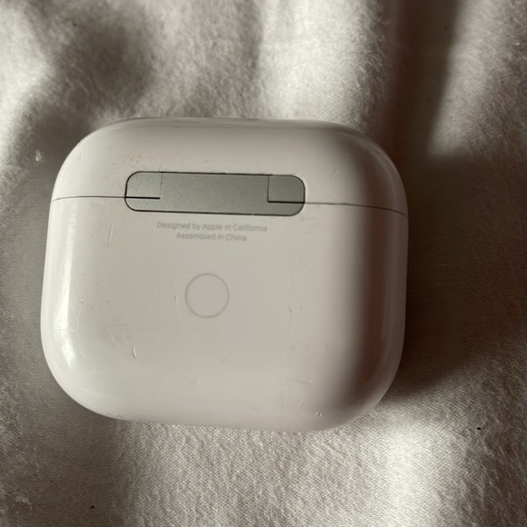 AirPod charging case, no pods - Picture 2 of 4